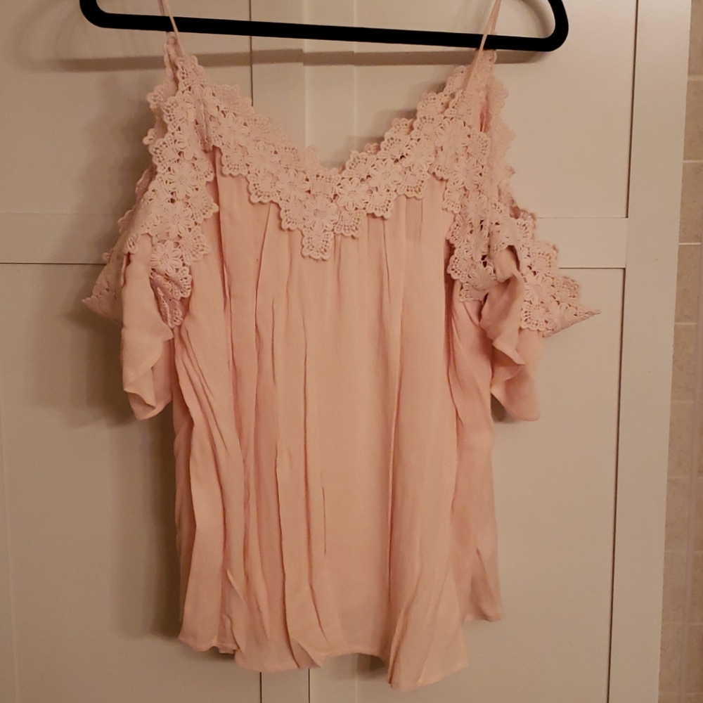 🔴 Cold shoulder flowy top🔴